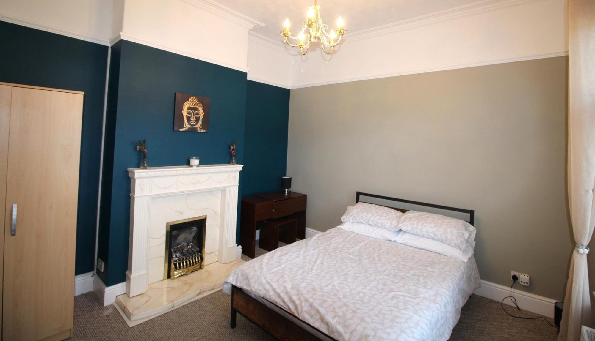 Holiday home Large 3 Bed - Beautiful Refurb - Garden